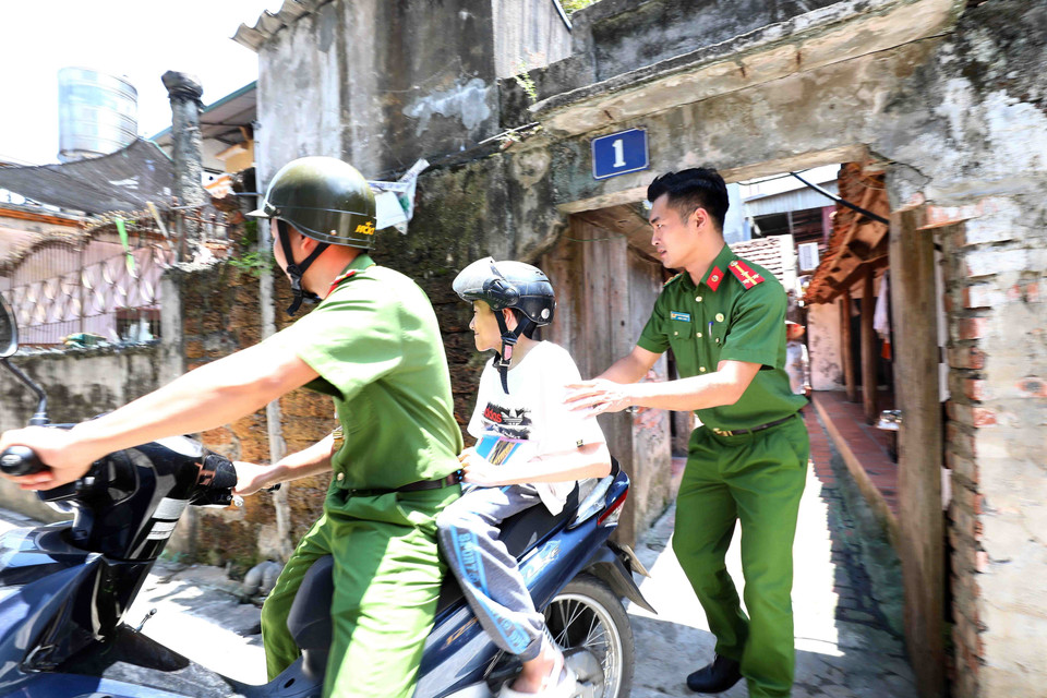 Một trong những hình ảnh đẹp của kỳ thi năm nay là việc các đoàn viên, thanh niên Công an huyện Thạch Thất (Hà Nội) đến tận nhà để đưa thí sinh Nguyễn Duy Phúc, học sinh trường Trung học phổ thông Thạch Thất bị khuyết tật bẩm sinh, (hiện đang sinh sống cùng mẹ có hoàn cảnh khó khăn tại thôn 5, xã Hương Ngải, huyện Thạch Thất) đến dự thi trong suốt 2 ngày qua tại điểm thi trường Trung học Cơ sở Hương Ngải (huyện Thạch Thất). (Ảnh: Phạm Kiên/TTXVN)