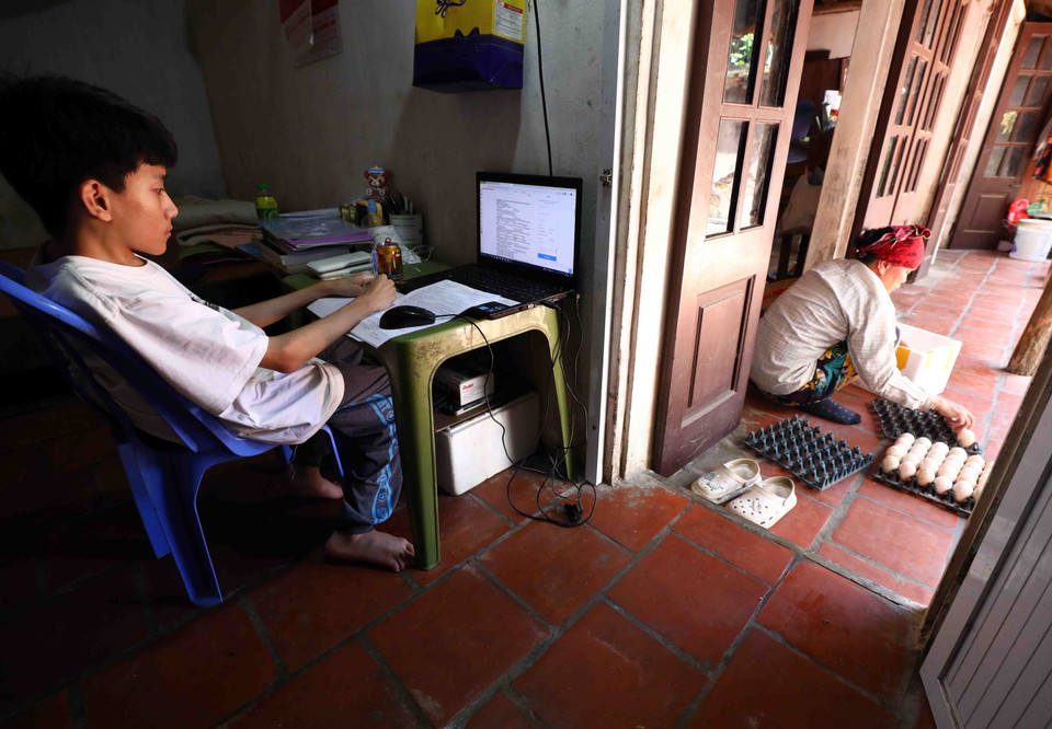 Phúc ở với mẹ trong căn nhà cấp 4 đã xuống cấp nhưng với nỗ lực cùng với sự tự tin vượt qua khuyết tật, em quyết tâm thi đạt điểm cao để đỗ vào trường Đại học Kiến trúc Hà Nội như ước nguyện. (Ảnh: Phạm Kiên/TTXVN)