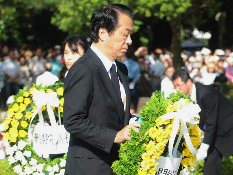 Thủ tướng Nhật Bản Naoto Kan đặt vòng hoa tại đài tưởng niệm các nạn nhân bom nguyên tử. (Nguồn: AFP/TTXVN)