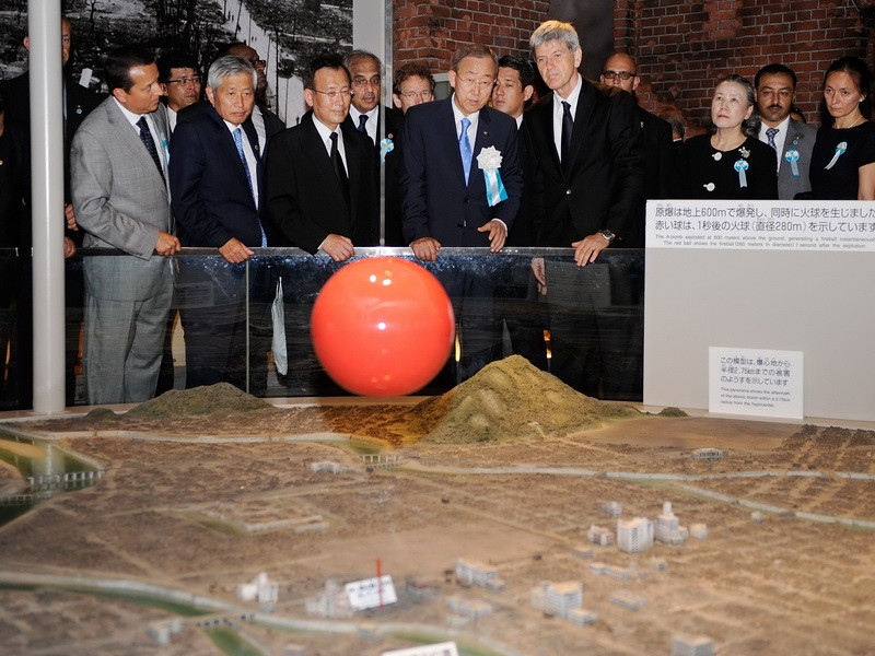 Tổng thư ký LHQ Ban Ki-Moon (giữa) bên mô hình khu vực thuộc thành phố Hiroshima khi bị ném bom năm 1945 trưng bày tại Viện bảo tàng tưởng niệm hòa bình. (Nguồn: AFP/TTXVN)