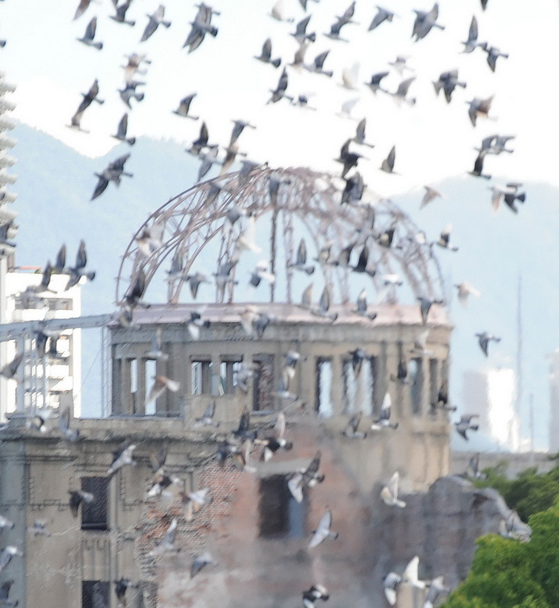 Chim bồ câu- biểu tượng của hòa bình được thả trong lễ tưởng niệm. (Nguồn: AFP/TTXVN)