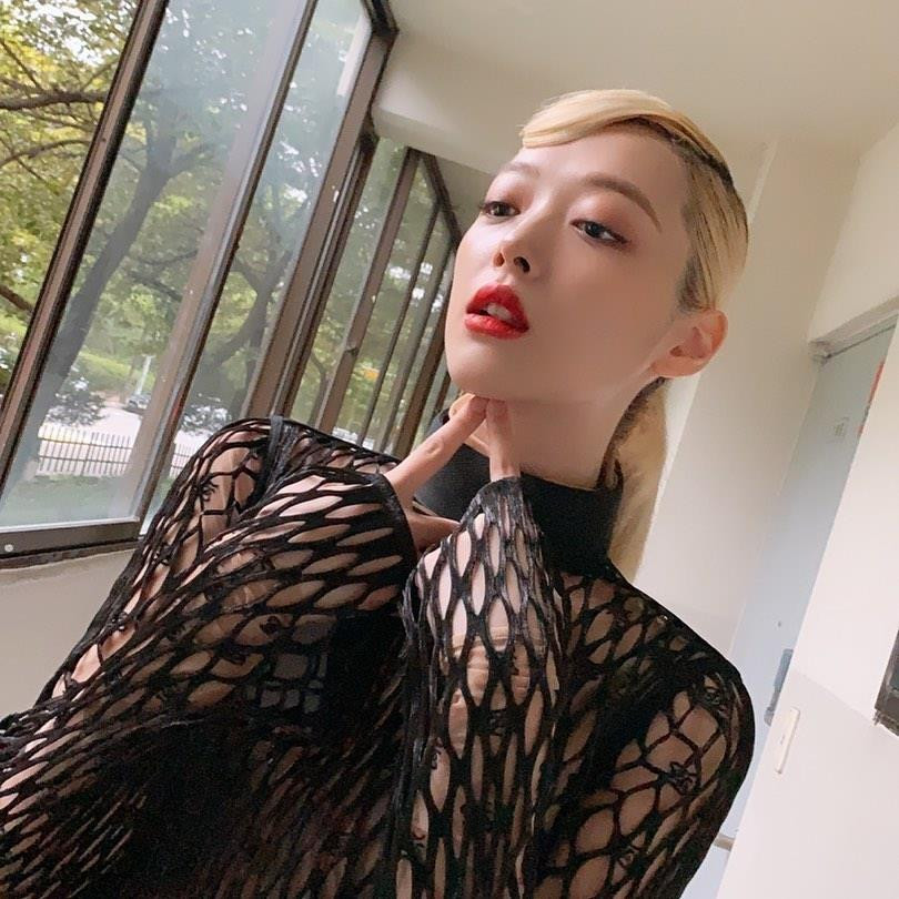 Nhan sắc xinh đẹp của Sulli. (Nguồn: Instagram)