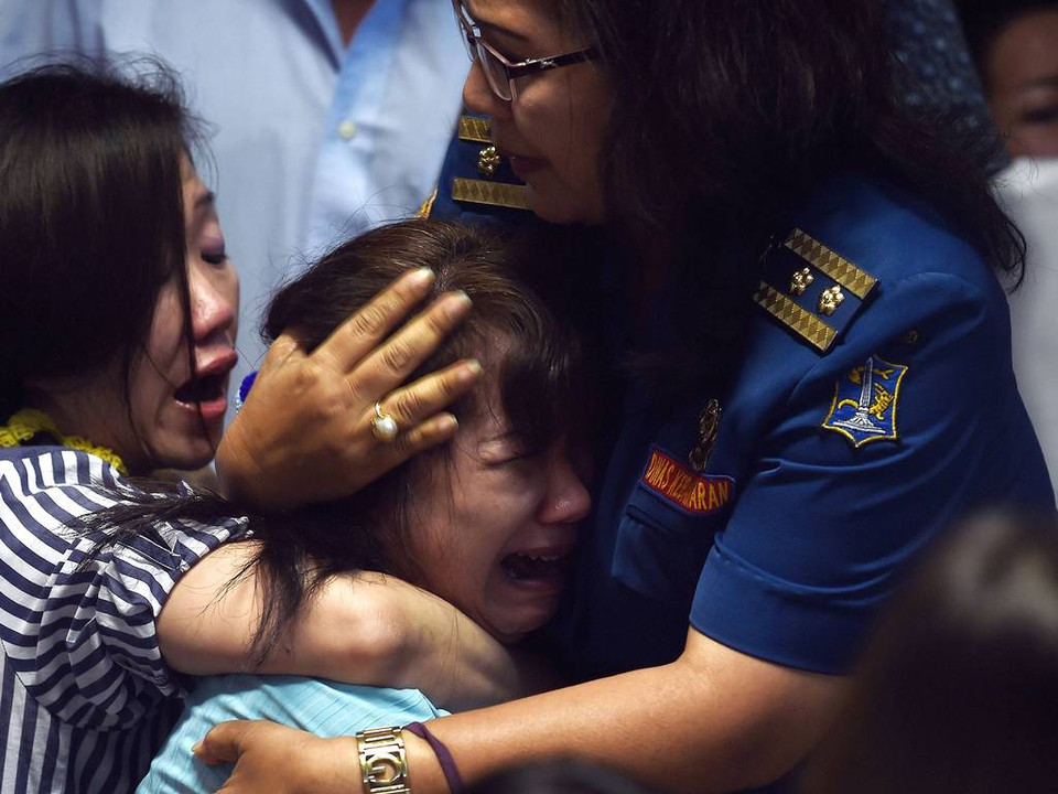 Nỗi đau tột cùng của người thân nạn nhân. (Nguồn: AFP/Getty Images)