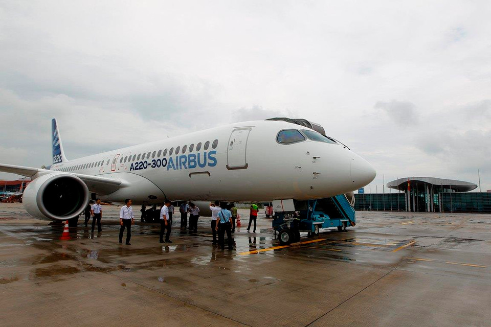 Nhà sản xuất máy bay Airbus đã chào hàng các hãng hàng không Việt máy bay phản lực loại nhỏ Airbus A220-300. (Ảnh: Việt Hùng/Vietnam+)