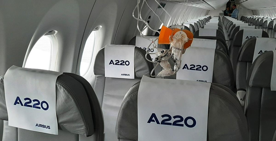 Hệ thống mặt nạ dưỡng khí sẽ tự bật ra khi có sự cố trên khoang máy bay. (Ảnh: Việt Hùng/Vietnam+)