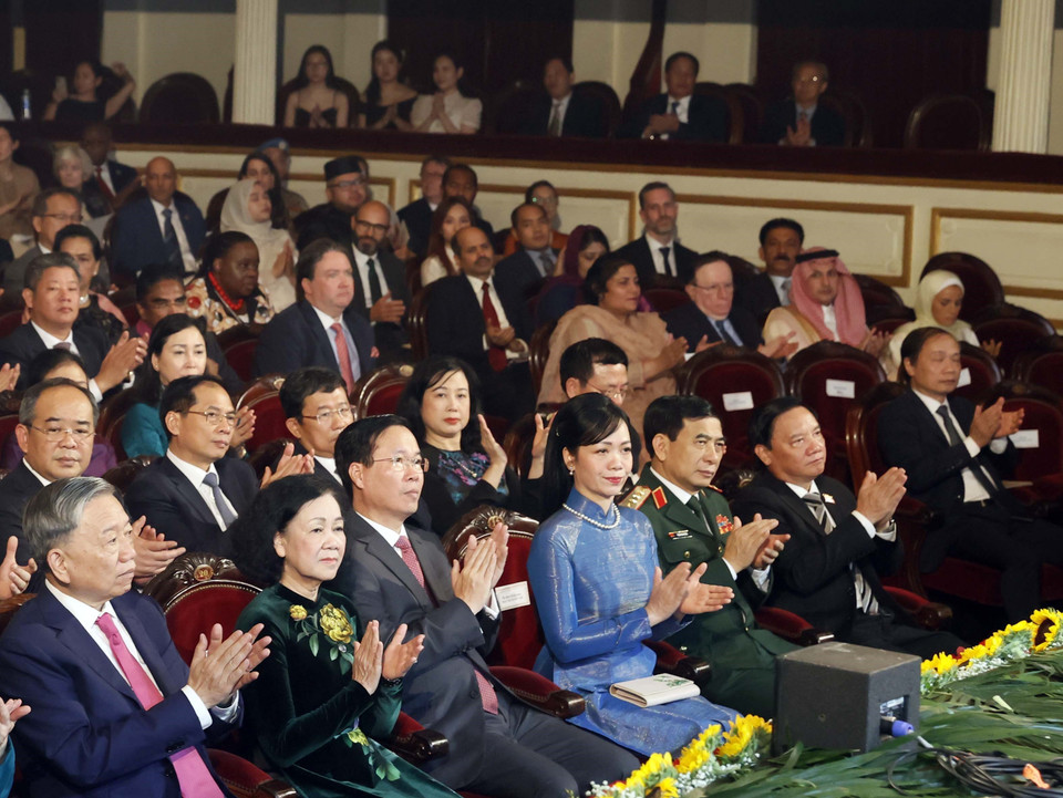 Chủ tịch nước Võ Văn Thưởng và Phu nhân cùng các đại biểu dự Chương trình. (Ảnh: Thống Nhất/TTXVN)
