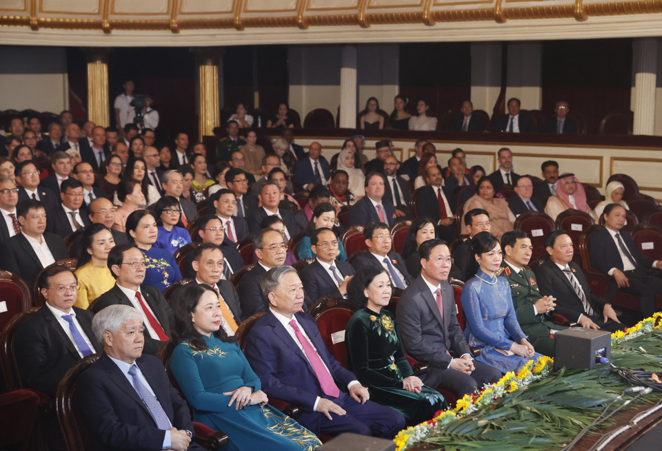 Chủ tịch nước Võ Văn Thưởng và Phu nhân cùng các đại biểu dự Chương trình. (Ảnh: Thống Nhất/TTXVN)