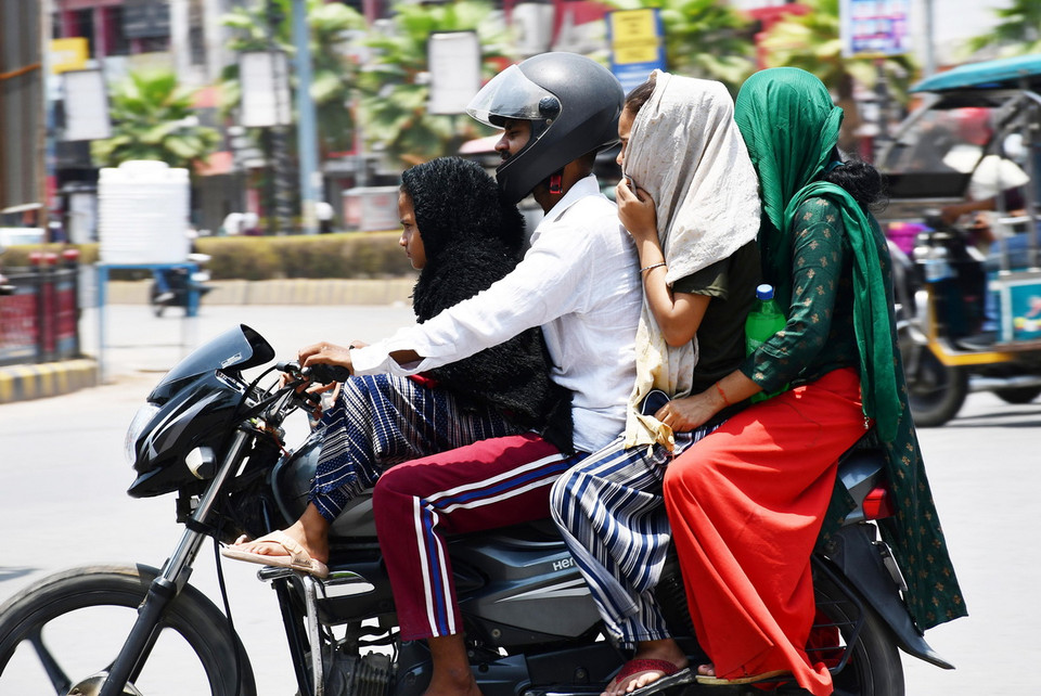 Người dân quấn khăn che mặt để tránh nóng khi di chuyển ngoài trời tại Prayagraj, Ấn Độ ngày 20/6/2024. (Ảnh: ANI/TTXVN)