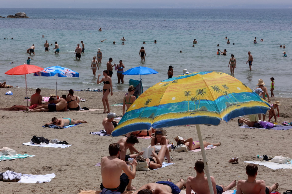 Người dân tránh nóng trên bãi biển tại Split, Croatia, ngày 20/6/2024. (Ảnh: THX/TTXVN)