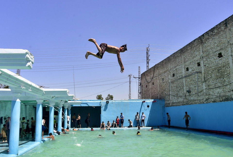 Người dân tránh nóng tại bể bơi ở Peshawar, Pakistan, ngày 28/5/2024. (Ảnh: THX/TTXVN)