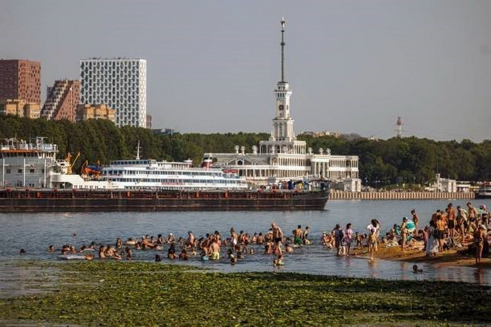 Người dân tắm sông tránh nắng nóng tại Moskva, Nga. (Ảnh: Getty Images/TTXVN)