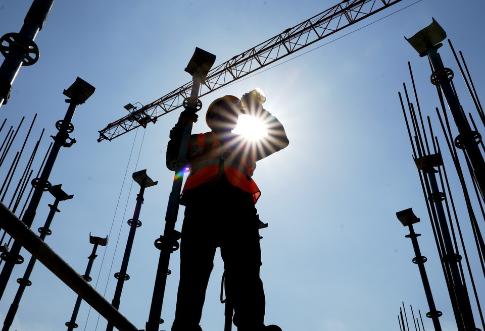 Công nhân xây dựng làm việc dưới trời nắng nóng tại tỉnh Hà Nam, Trung Quốc, ngày 17/6/2024. (Ảnh: THX/TTXVN)