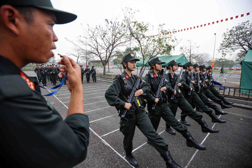 Khối nữ Cảnh sát Đặc nhiệm tích cực tập luyện. (Ảnh: Phạm Kiên/TTXVN)