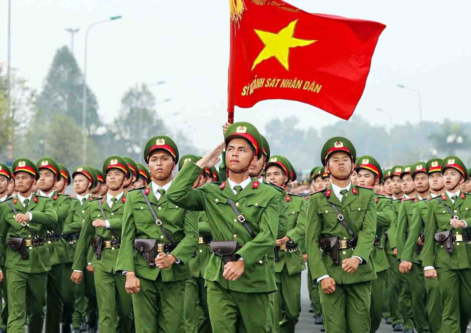 Khối sỹ quan Cảnh sát Nhân dân tập luyện diễu binh. (Ảnh: Phạm Kiên/TTXVN)