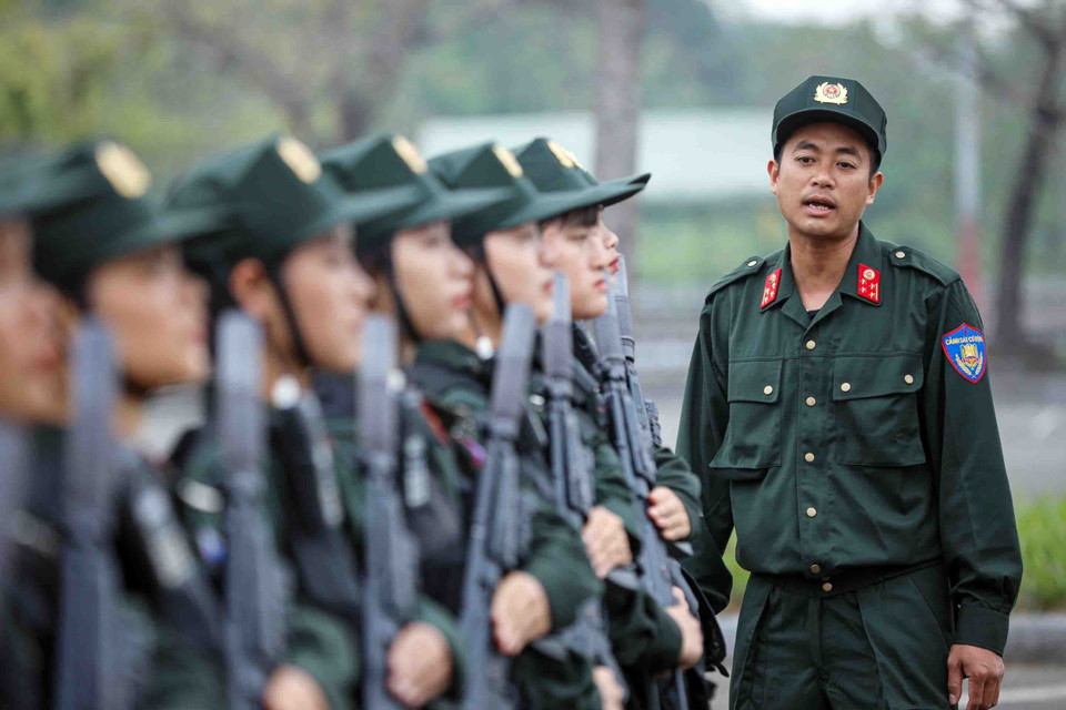 Chỉ huy các đơn vị đôn đốc, chỉnh sửa động tác của cán bộ, chiến sỹ Công an Nhân dân tham gia diễu binh, diễu hành. (Ảnh: Phạm Kiên/TTXVN)