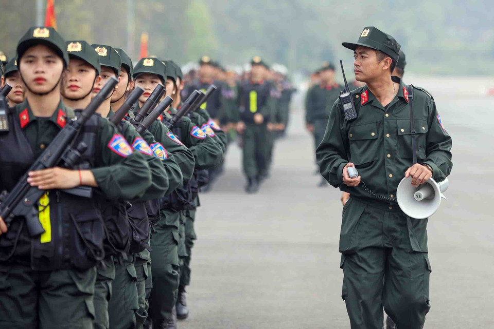 Khối nữ Cảnh sát Đặc nhiệm tích cực tập luyện. (Ảnh: Phạm Kiên/TTXVN)