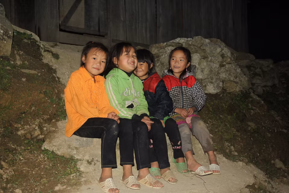Niềm vui của các cháu học sinh dân tộc Mông tại điểm trường Kể Cả của Trường Phổ thông dân tộc bán trú Tiểu học và Trung học cơ sở xã Chế Tạo, huyện Mù Cang Chải (Yên Bái). (Ảnh: Việt Dũng/TTXVN)