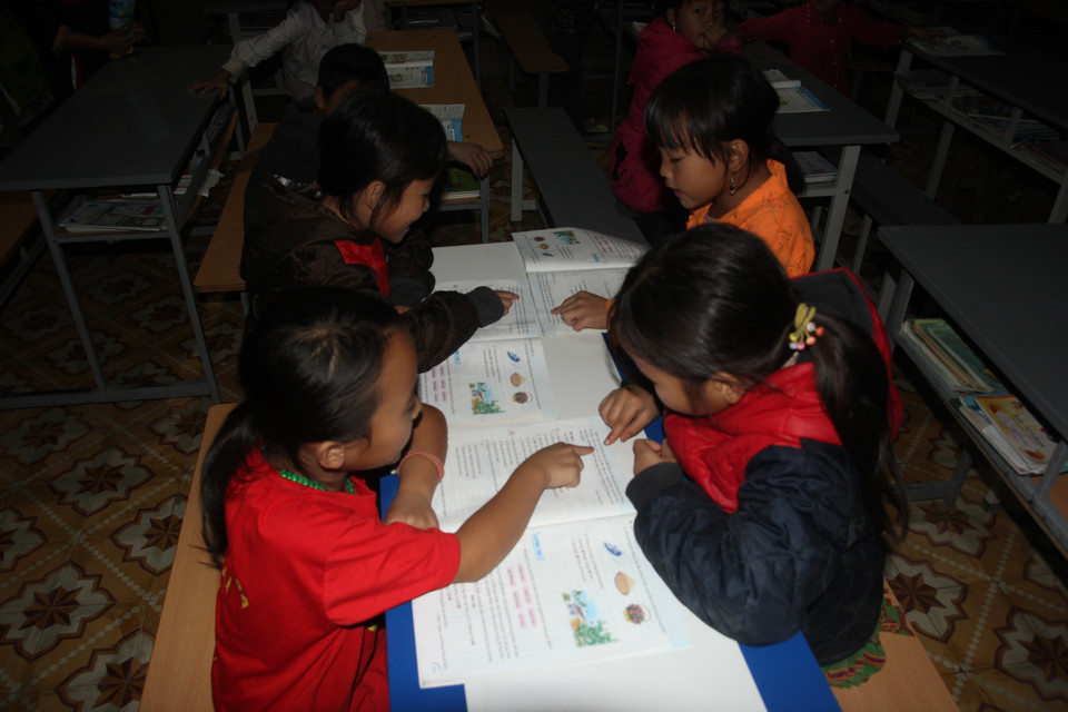 Các em học sinh dân tộc Mông tại điểm trường Kể Cả của Trường Phổ thông dân tộc bán trú Tiểu học và Trung học cơ sở xã Chế Tạo, huyện Mù Cang Chải (Yên Bái) luôn say sưa học bài trong từng tiết học. (Ảnh: Việt Dũng/TTXVN)