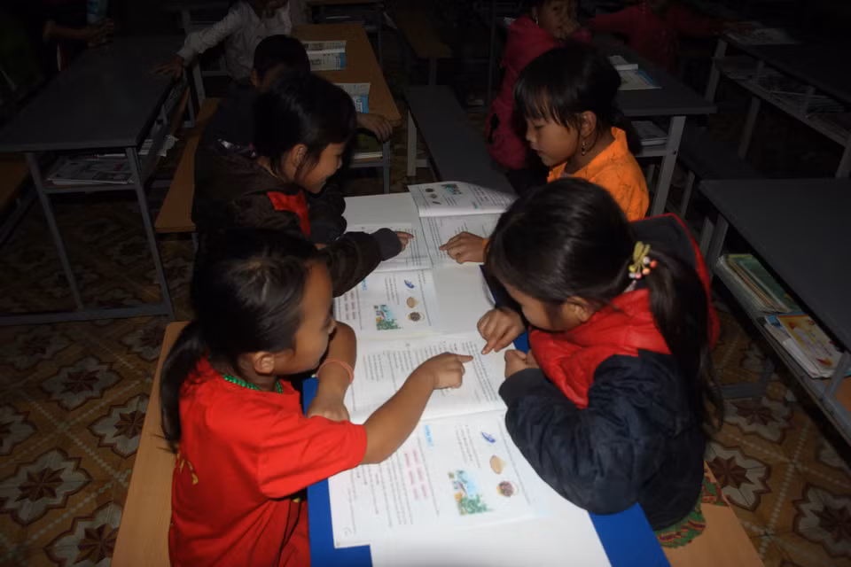 Các em học sinh dân tộc Mông tại điểm trường Kể Cả của Trường Phổ thông dân tộc bán trú Tiểu học và Trung học cơ sở xã Chế Tạo, huyện Mù Cang Chải (Yên Bái) luôn say sưa học bài trong từng tiết học. (Ảnh: Việt Dũng/TTXVN)