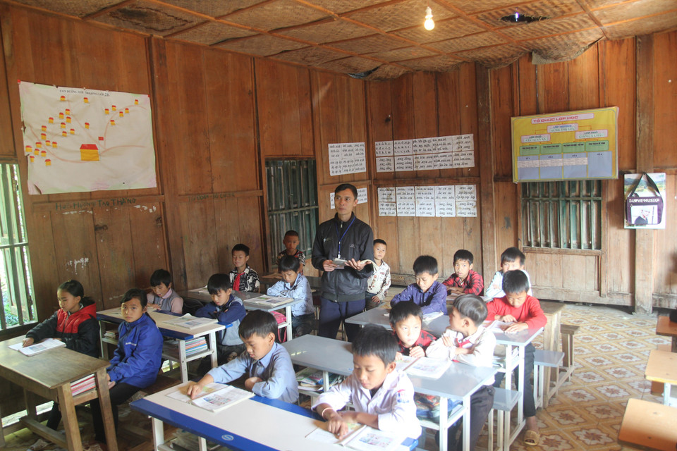 Thầy và trò điểm trường Kể Cả trong một tiết học, tỷ lệ học sinh chuyên cần của điểm trường luôn đạt từ 98 đến 100%. (Ảnh: Việt Dũng/TTXVN)