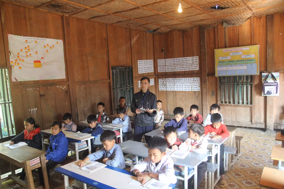 Thầy và trò điểm trường Kể Cả trong một tiết học, tỷ lệ học sinh chuyên cần của điểm trường luôn đạt từ 98 đến 100%. (Ảnh: Việt Dũng/TTXVN)