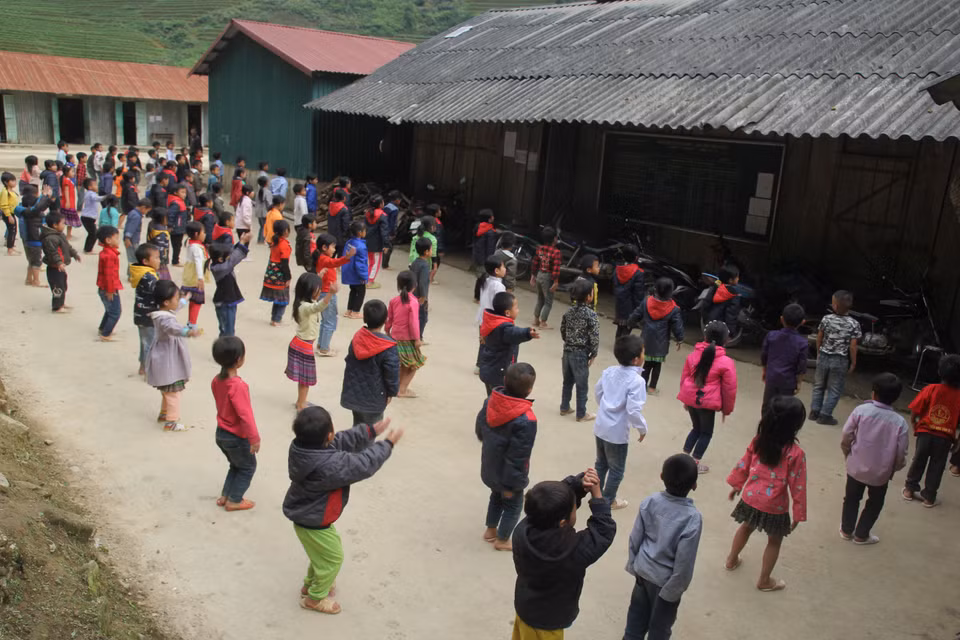 Một buổi sinh hoạt ngoài trời của các cháu học sinh dân tộc Mông tại điểm trường Kể Cả. (Ảnh: Việt Dũng/TTXVN)