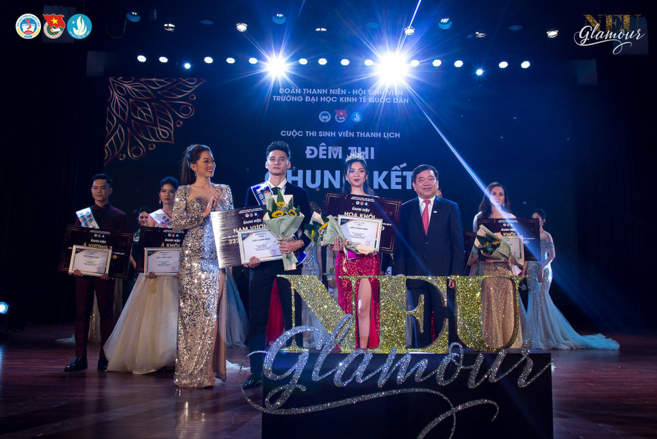 Cuộc thi Sinh viên thanh lịch NEU Glamour 2019 của Đại học Kinh tế quốc dân Hà Nội vừa kết thúc tối ngày 12/5 đã xướng tên sinh viên Phạm Tuấn Ngọc ở vị trí Nam vương và thí sinh Đỗ Hồng Hạnh với danh hiệu Hoa khôi. (Ảnh: PV/Vietnam+)