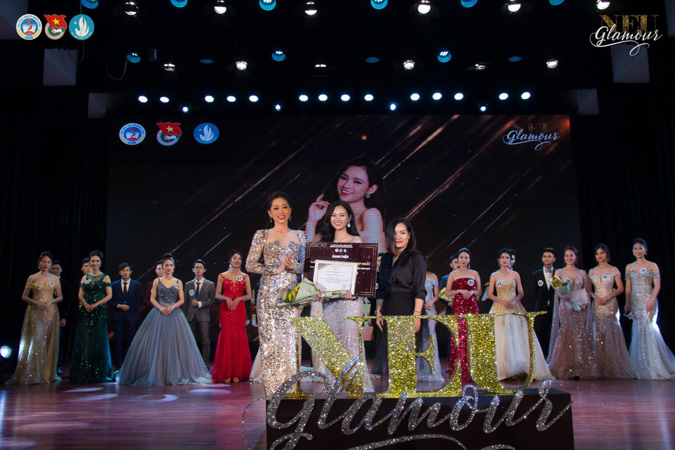 Nguyễn Thị Thanh Hoa rạng rỡ với giải thưởng Catwalk đẹp nhất. Thi catwalk cũng là điểm khác lạ trong cuộc thi Sinh viên Thanh lịch của Đại học Kinh tế quốc dân năm nay so với các cuộc thi sinh viên thanh lịch ở nhiều trường đại học khác. (Ảnh: PV/Vietnam+)