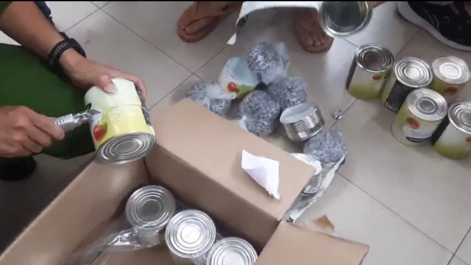 Cơ quan chức năng đang kiểm tra thùng hàng. (Ảnh: Vietnam+)