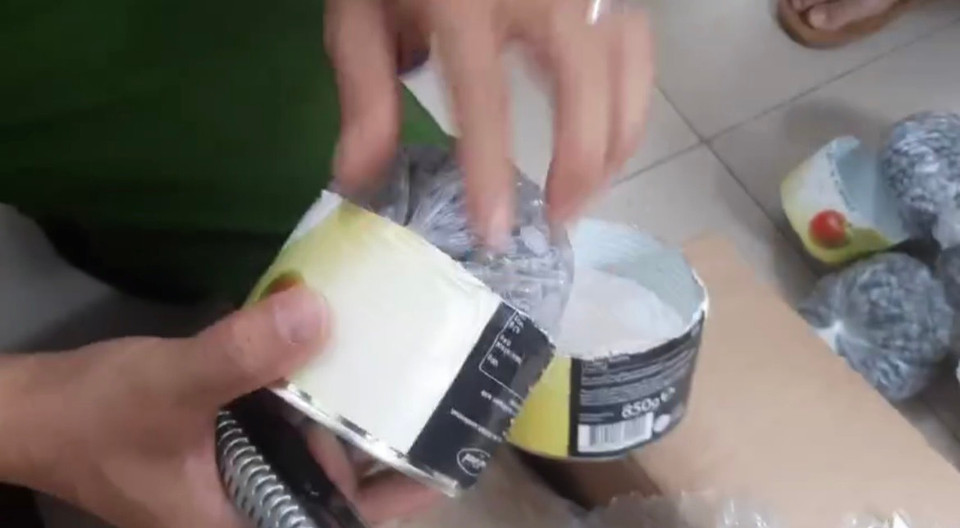 Ma túy cất giấu trong các hộp thực phẩm nhập khẩu. (Ảnh: Vietnam+)