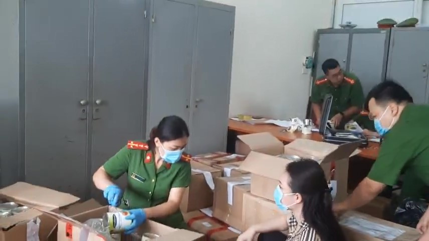 Qua công tác tuần tra, kiểm soát, nắm tình hình, các nguồn tin thu thập được và kinh nghiệm thực tế trong công tác đấu tranh phòng chống ma túy, Hải quan Hà Nội đã nhận được nguồn tin một lượng ma túy lớn từ Đức về Việt Nam. (Ảnh: Vietnam+)