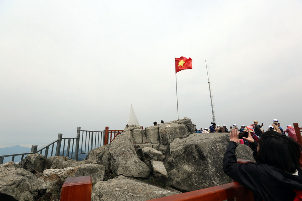 Du khách chụp ảnh lưu niệm trên 'nóc nhà Đông Dương'. (Ảnh: Huy Hùng/TTXVN)