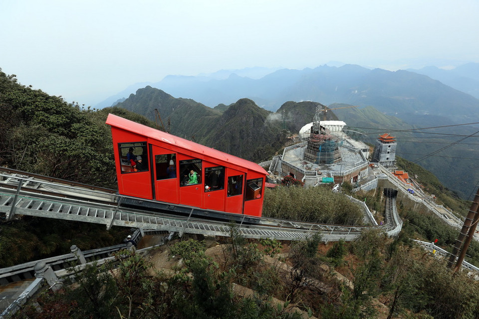 Tàu hỏa leo núi đưa du khách từ ga cáp treo lên đỉnh Fansipan. (Ảnh: Huy Hùng/TTXVN)