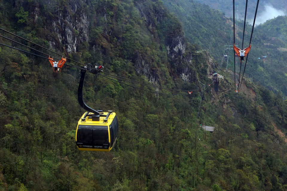 Cáp treo Fansipan đi qua vùng núi rừng Hoàng Liên. (Ảnh: Huy Hùng/TTXVN)