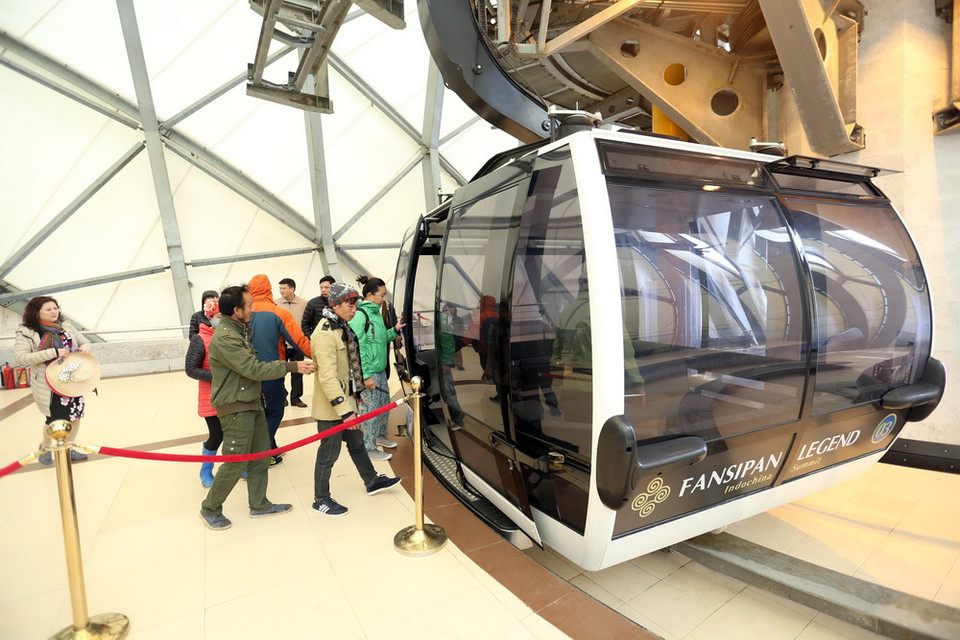 Mỗi cabin cáp treo Fansipan có sức chứa tối đa 30 - 35 khách. (Ảnh: Huy Hùng/TTXVN)