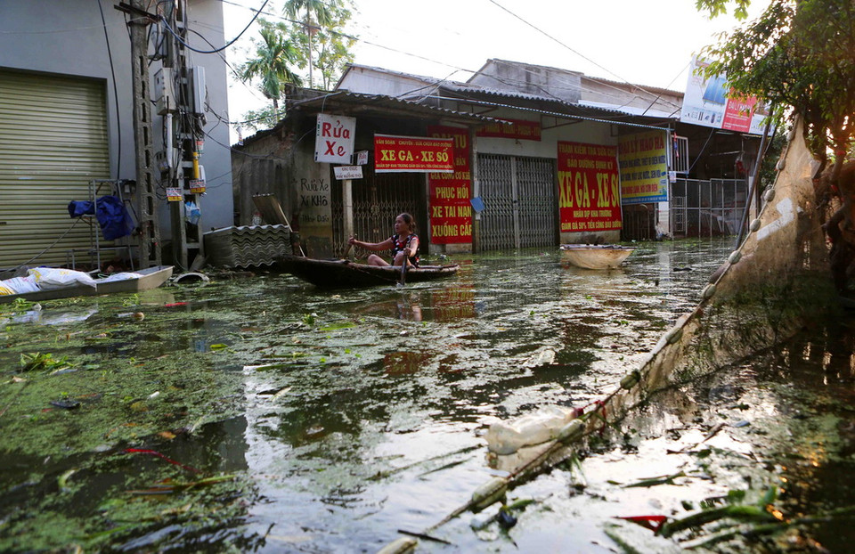 Hà Nội sẽ tham mưu với Bộ Nông nghiệp và Phát triển nông thôn để nghiên cứu các giải pháp thoát lũ nhanh hơn, đảm bảo cuộc sống cho người dân trong mùa mưa bão. (Ảnh: Thành Đạt/TTXVN)