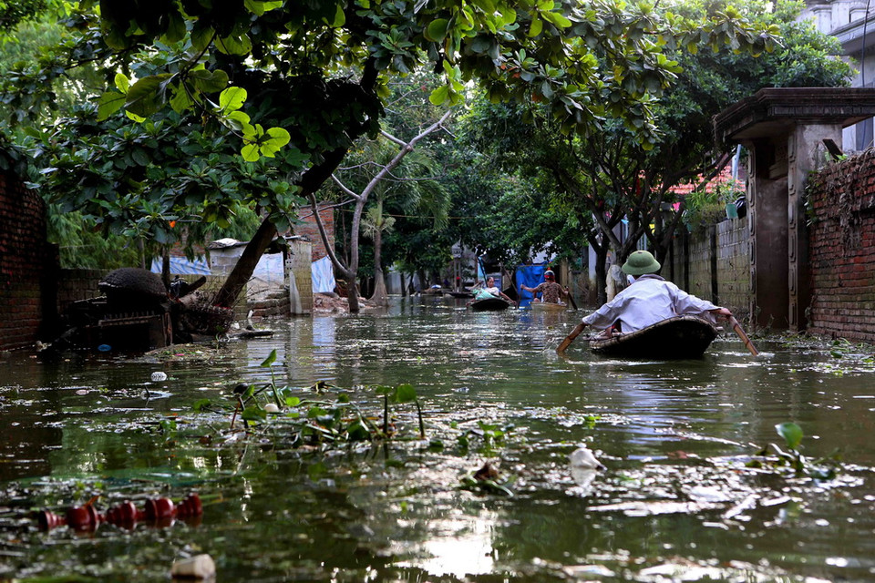 Đến chiều 6/8, mực nước sông Bùi tại địa bàn huyện Chương Mỹ (Hà Nội) đã rút khá nhiều, nhưng một số xã ven đê như Nam Phương Tiến, Tân Tiến vẫn còn ngập sâu. (Ảnh: Thành Đạt/TTXVN)
