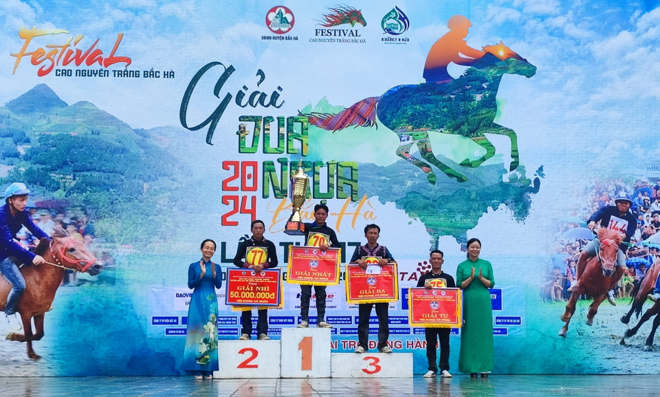 Ban Tổ chức còn trao giải Nhất đồng đội cho Đoàn vận động viên xã Thải Giàng Phố (huyện Bắc Hà), giải Nhì đồng đội cho Đoàn vận động viên xã Na Hối (huyện Bắc Hà) và giải Ba đồng đội cho Đoàn vận động viên xã Bản Phố (huyện Bắc Hà). (Ảnh: Quốc Khánh/TTXVN)