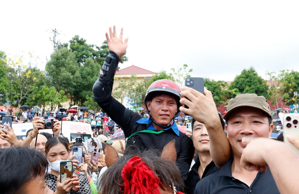 Vận động viên (nài ngựa) Tráng A Giờ (huyện Bát Xát) xuất sắc giành ngôi Vô địch. (Ảnh: Quốc Khánh/TTXVN)