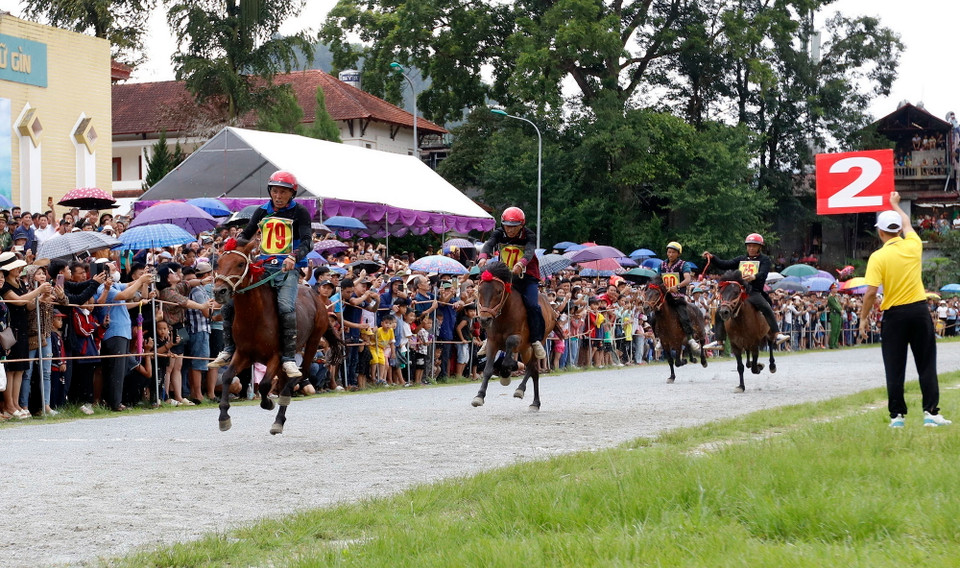 Các kỵ sỹ tranh tài trên đường đua chung kết. (Ảnh: Quốc Khánh/TTXVN)