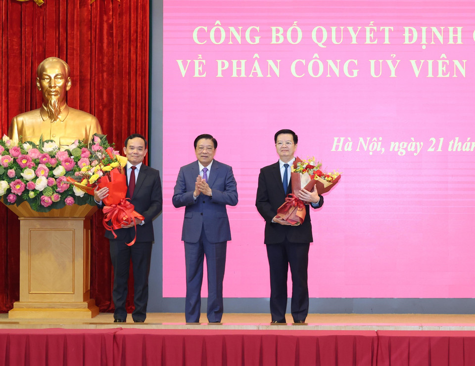 Đồng chí Phan Đình Trạc, Ủy viên Bộ Chính trị, Bí thư Trung ương Đảng, Trưởng Ban Nội chính Trung ương tặng hoa chúc mừng các đồng chí Trần Lưu Quang (bên trái), Trưởng Ban Kinh tế Trung ương và Mai Văn Chính (bên phải), Trưởng Ban Dân vận Trung ương. (Ảnh: Trí Dũng/TTXVN)