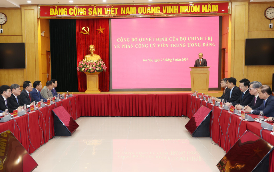Tổng Bí thư, Chủ tịch nước Tô Lâm phát biểu chúc mừng và giao nhiệm vụ cho các đồng chí Trần Lưu Quang, Trưởng Ban Kinh tế Trung ương và Mai Văn Chính, Trưởng Ban Dân vận Trung ương. (Ảnh: Trí Dũng/TTXVN)