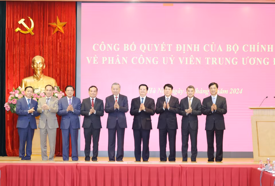 Tổng Bí thư, Chủ tịch nước Tô Lâm cùng các đồng chí lãnh đạo Đảng, Nhà nước chụp ảnh chung với đồng chí Trần Lưu Quang và đồng chí Mai Văn Chính. (Ảnh: Trí Dũng/ TTXVN)