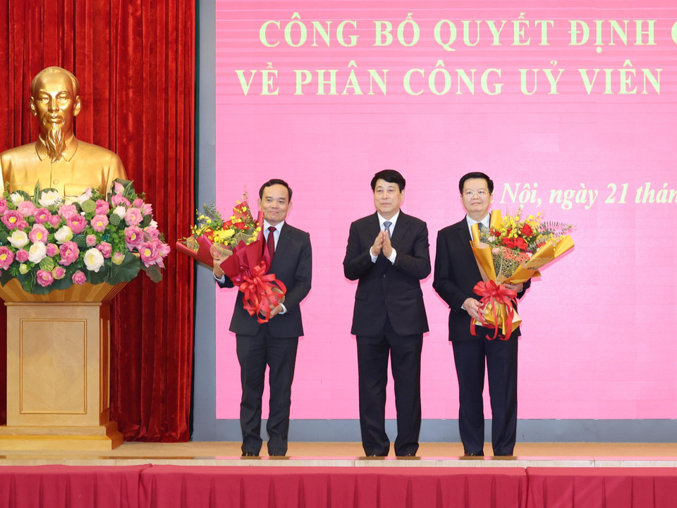 Ủy viên Bộ Chính trị, Thường trực Ban Bí thư Lương Cường tặng hoa chúc mừng các đồng chí Trần Lưu Quang (bên trái), Trưởng Ban Kinh tế Trung ương và Mai Văn Chính (bên phải), Trưởng Ban Dân vận Trung ương. (Ảnh: Trí Dũng/TTXVN)