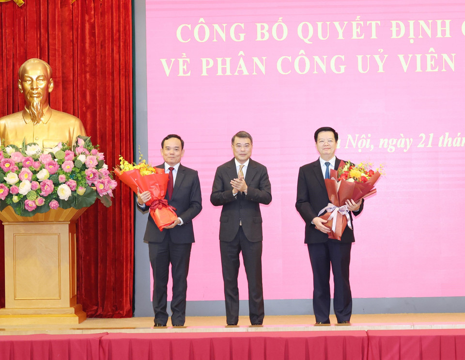 Đồng chí Lê Minh Hưng, Ủy viên Bộ Chính trị, Bí thư Trung ương Đảng, Trưởng Ban Tổ chức Trung ương tặng hoa chúc mừng các đồng chí Trần Lưu Quang (bên trái), Trưởng Ban Kinh tế Trung ương và Mai Văn Chính (bên phải), Trưởng Ban Dân vận Trung ương. (Ảnh: Trí Dũng/TTXVN)