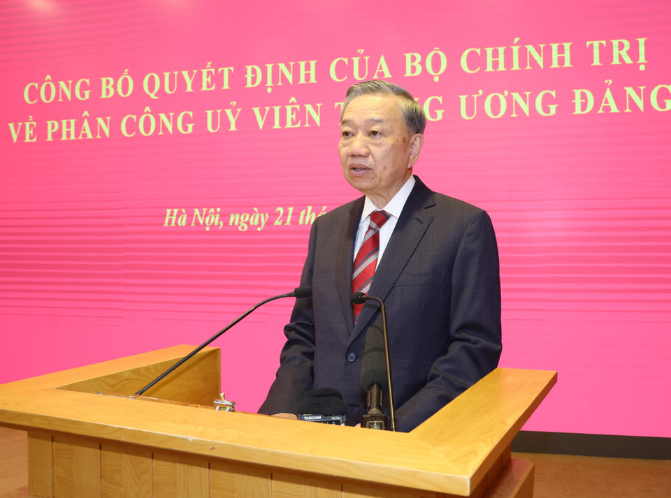 Tổng Bí thư, Chủ tịch nước Tô Lâm phát biểu chúc mừng và giao nhiệm vụ cho các đồng chí Trần Lưu Quang, Trưởng Ban Kinh tế Trung ương và Mai Văn Chính, Trưởng Ban Dân vận Trung ương. (Ảnh: Trí Dũng/TTXVN)