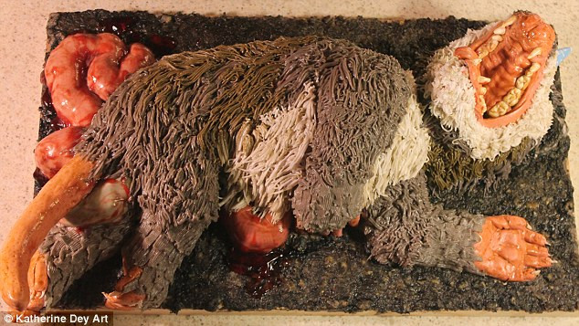 Chiếc bánh có hình con vật đang quằn quại vì bị xẻ thịt, lột da. (Nguồn: Daily Mail)