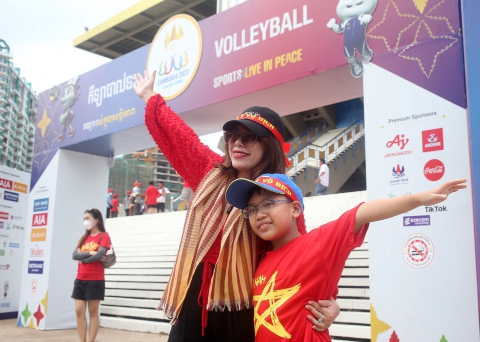 Không khí sôi động được các cổ động viên Việt Nam mang đến sân với hy vọng "tiếp lửa" đội nhà giành chiến thắng. (Ảnh: Hoàng Linh/TTXVN)