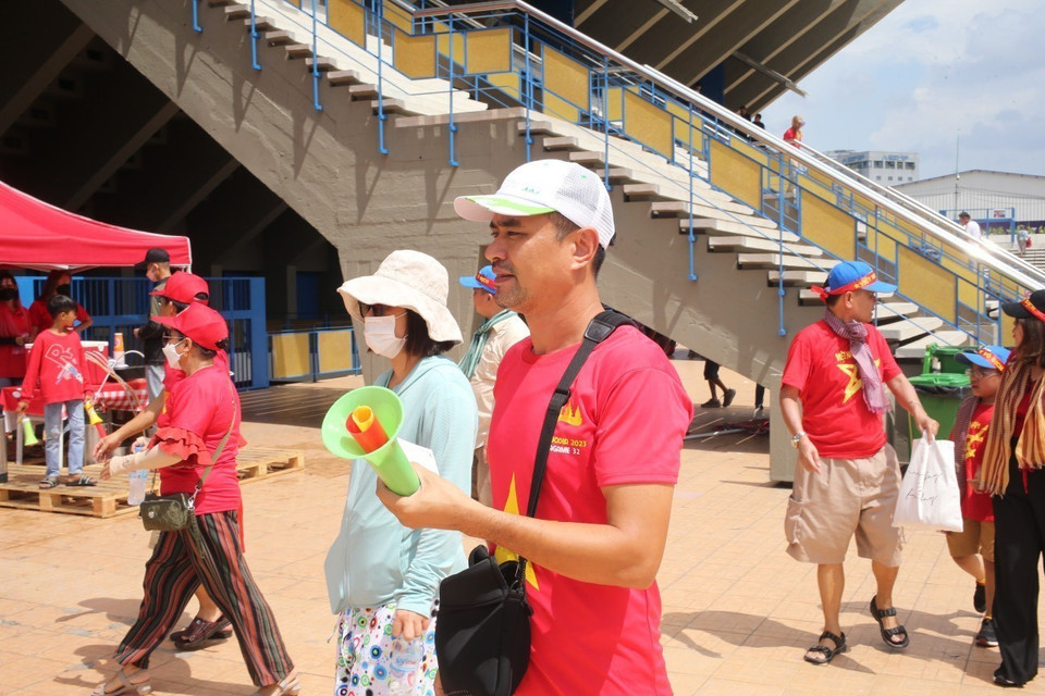 Không khí sôi động được các cổ động viên Việt Nam mang đến sân với hy vọng "tiếp lửa" đội nhà giành chiến thắng. (Ảnh: Hoàng Linh/TTXVN)nh