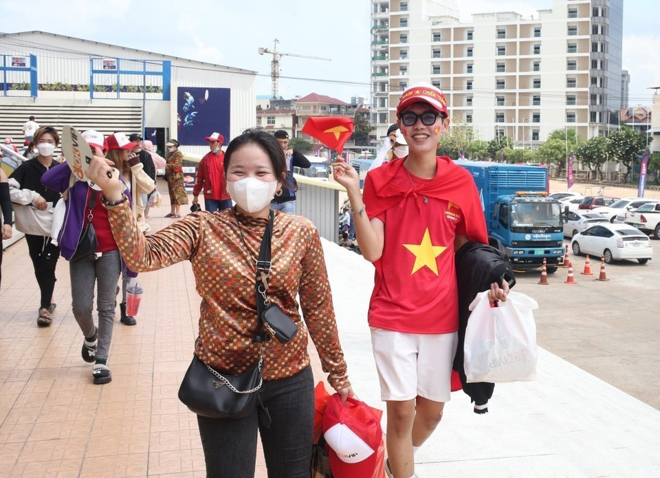 Các cổ động viên Việt Nam đến sân vận động Olympic từ khá sớm, tạo nên bầu không khí sôi động. (Ảnh: Hoàng Linh/TTXVN)